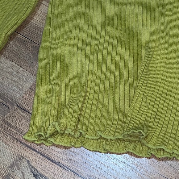 GREEN LETTUCE HEM TURTLENECK - Picture 2 of 6